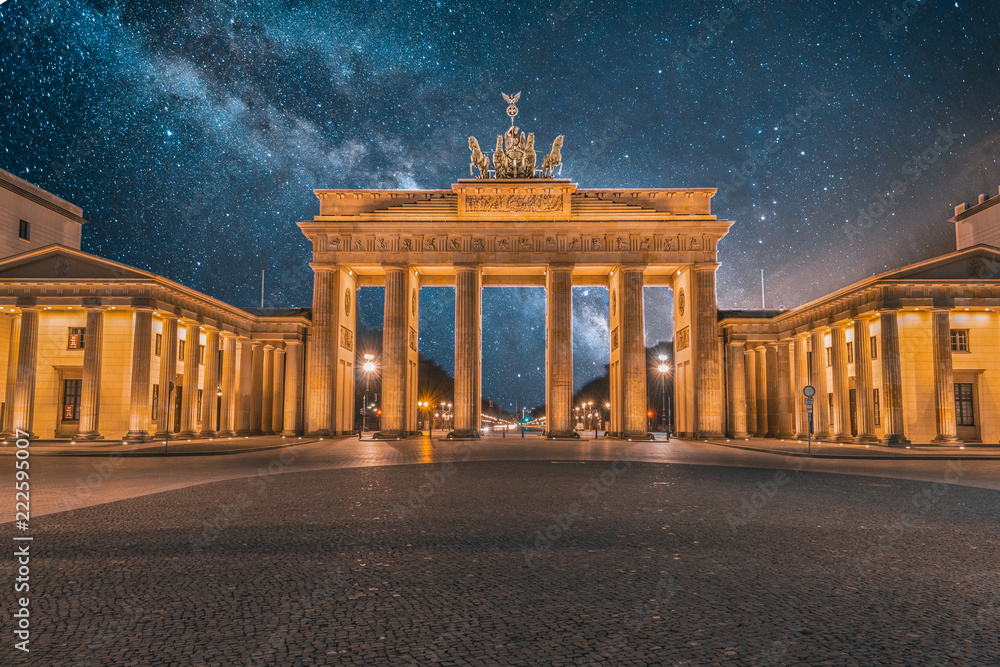 Obraz premium Brandenburger Tor in Berlin mit Milchstraße in der Nacht