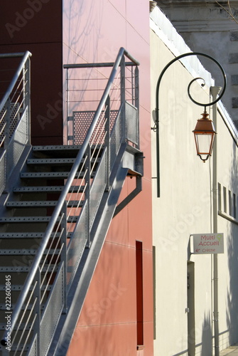 Ville de Rugles, bâtiment communale, escalier métallique et lanterne, mur ocre, département de l'Eure, Normandie, France