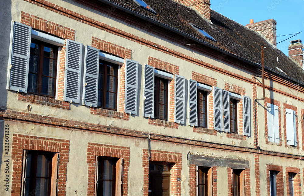Ville de Rugles, façade colorée en briques rouges et volets bleus, département de l'Eure, Normandie, France