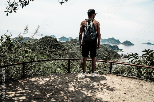 Homme dos Baie d'Halong vue Vietnam