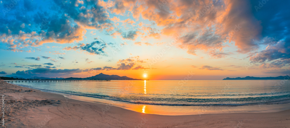 Naklejka premium Plaża morze wschód słońca świt wakacje podróż słońce poranek
