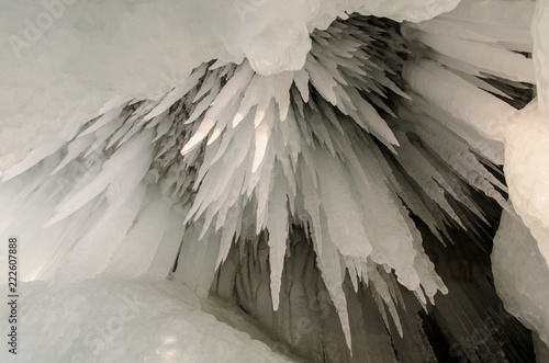 Fototapeta Naklejka Na Ścianę i Meble -  Backdrop of ice stalactites with a crack. White icicles from the top.