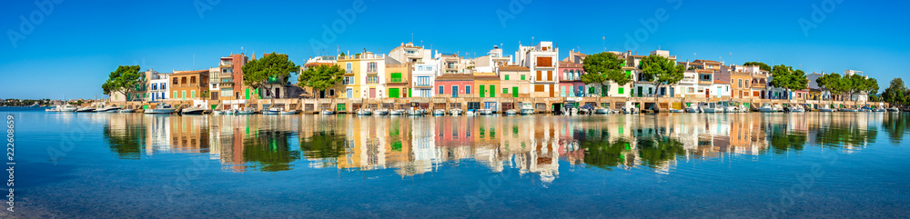 Spanien Häuser Bunt Mediterran Meer Reflektion Boote Architektur Dorf Mallorca Urlaub Küste - obrazy, fototapety, plakaty 
