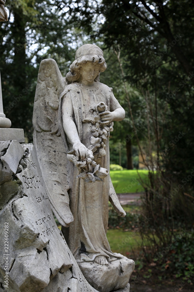 Grabstein mit Engel  auf einem Friedhof in Frankfurt