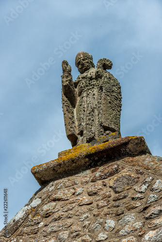 Heiligenstatue auf der Saint-Aubert Kapelle außerhalb Befestigung direkt am Meer gesehen vom Kloster Mont Saint-Michel, Normandie, Frankreich