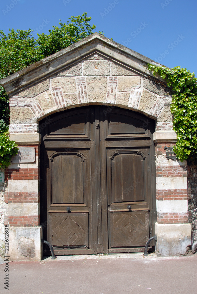 Ville de Vernon, vieux porche en pierre, portail en bois, département de l'Eure, Normandie, France