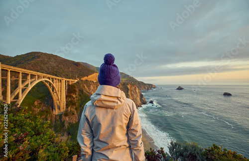 Obraz na płótnie Woman tourist near Bixby Creek Bridge in California w salonie