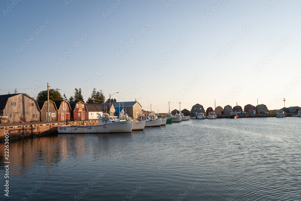 Obraz premium Boats docked at the wharf on a calm morning
