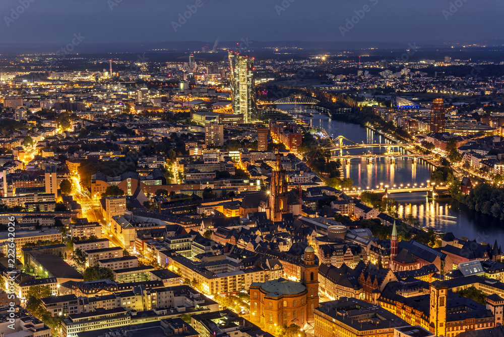 Obraz premium Blick vom Main Tower auf die historische Altstadt von Frankfurt am Main mit der Europäischen Zentralbank im Hintergrund