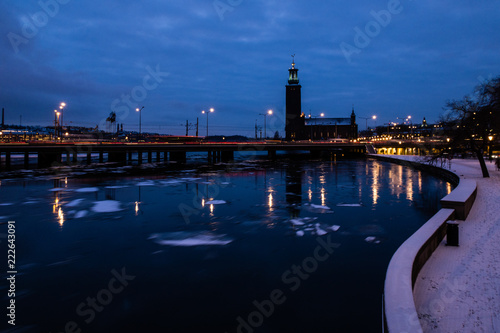 Canvas Print stockholm city hall and bridge at night during winter