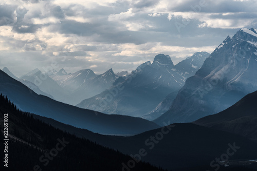 Dramatyczny krajobraz wzdłuż Icefields Parkway, Kanada