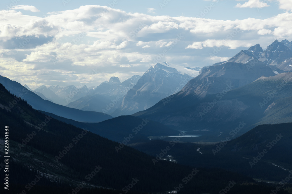 Fototapeta premium Dramatic landscape along the Icefields Parkway, Canada