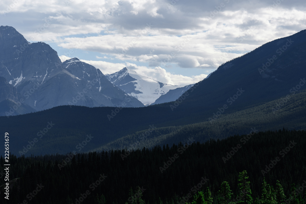 Obraz premium Dramatic landscape along the Icefields Parkway, Canada