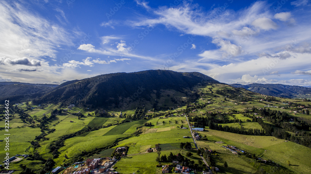 Obraz premium Montaña verde