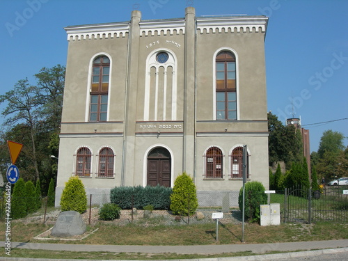 Dzierżoniów - zabytkowa synagoga, w stylu neoromańskim © Ewa