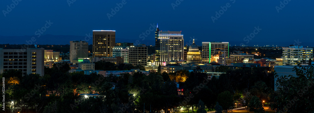 Obraz premium Classic skyline of Boise Idaho seen at night with deep blue morning sky