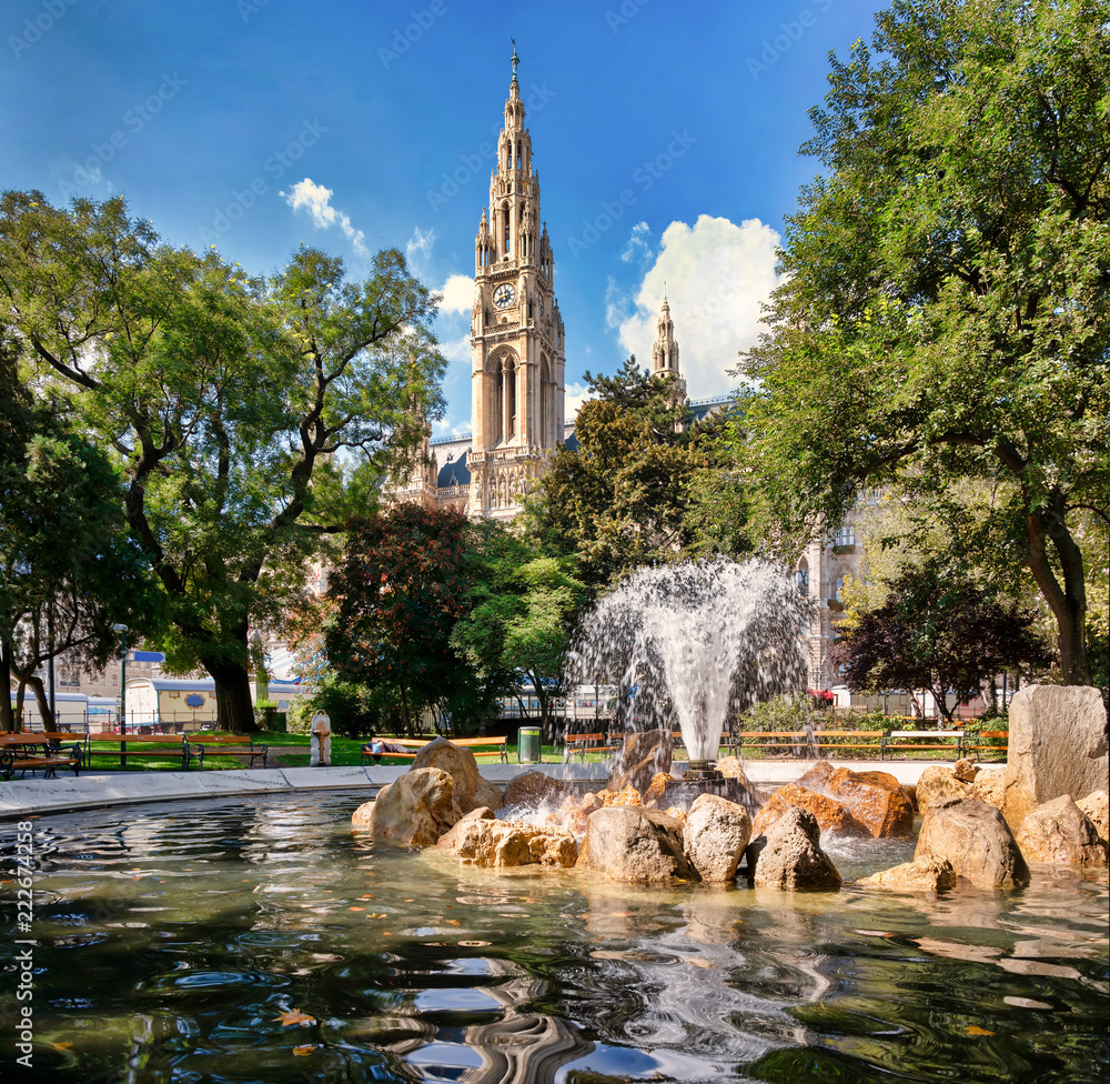 Fototapeta premium Blick auf das Rathaus mit Springbrunnen im Vordergrund, Wien, Österreich