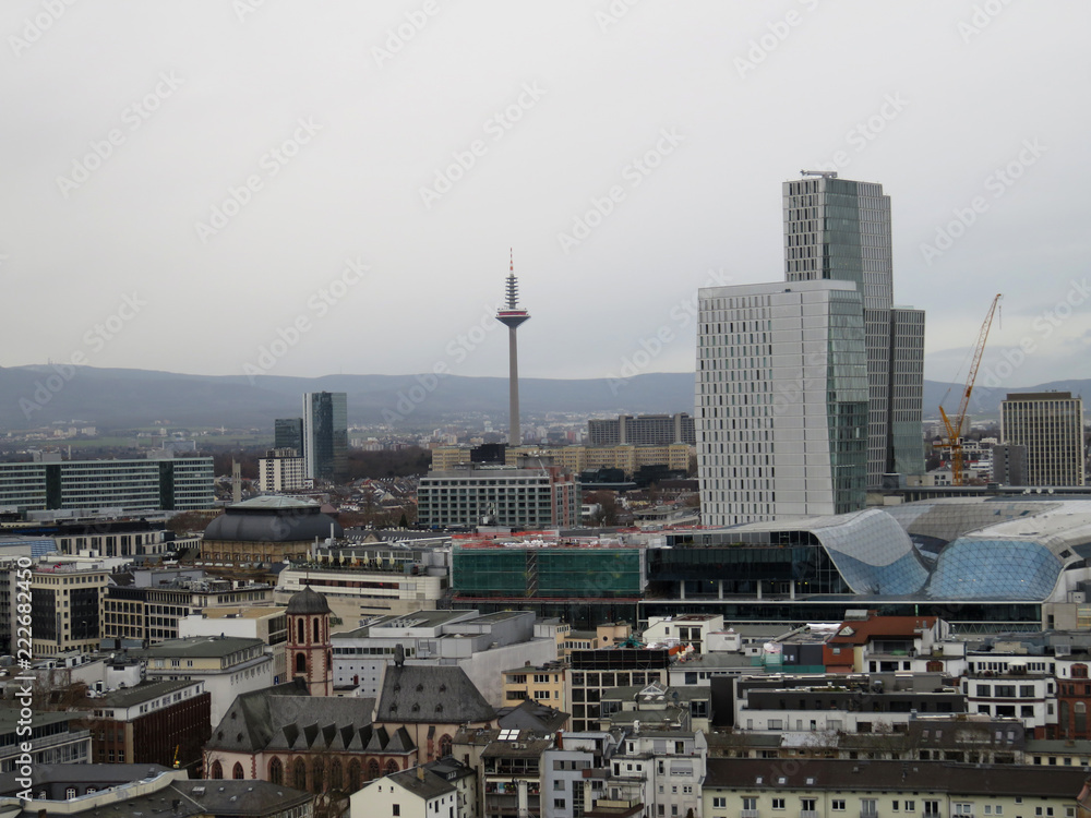 nah ansicht des hochhauses und fernsehturms in frankfurt am main fotografiert während einer sightseeing tour in frankfurt am main mit einem weitwinkel objektiv