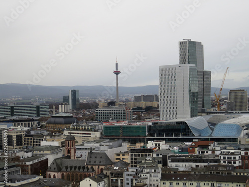nah ansicht des hochhauses und fernsehturms in frankfurt am main fotografiert w  hrend einer sightseeing tour in frankfurt am main mit einem weitwinkel objektiv