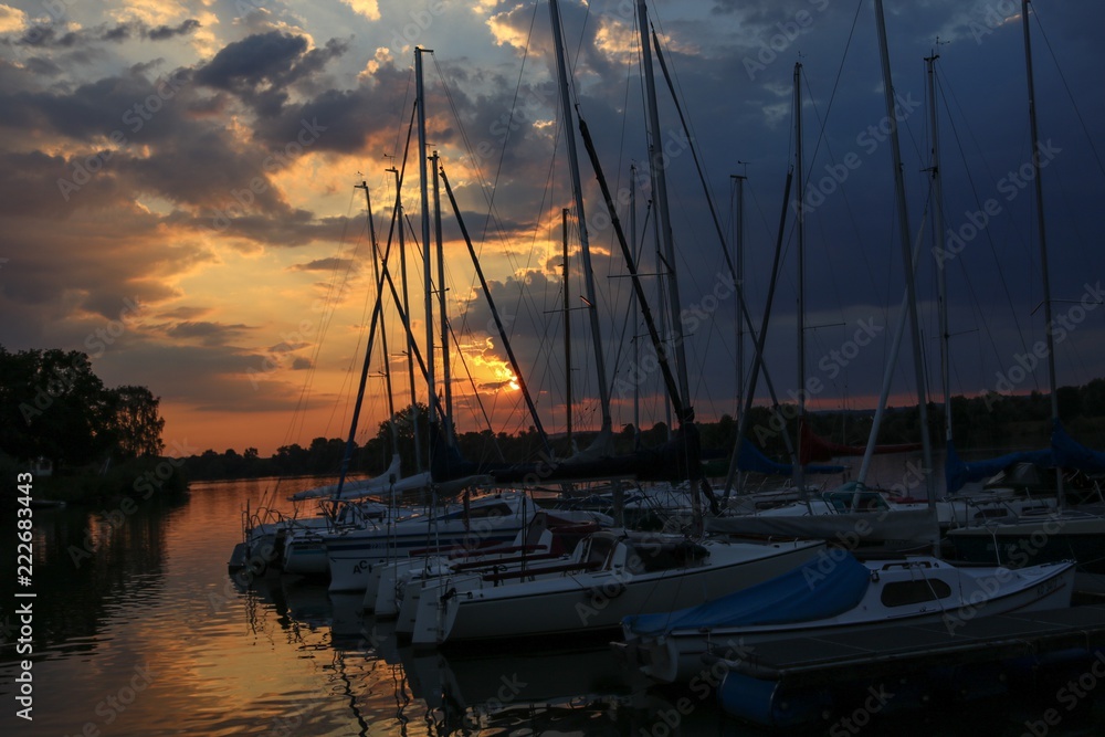 Sonnenuntergang hinter Segelbooten
