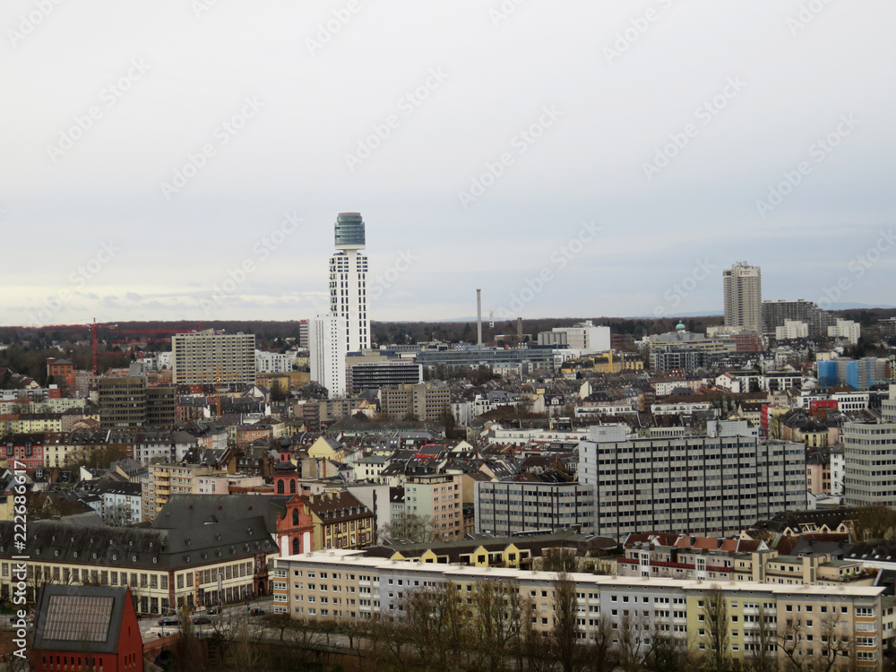sicht auf das stadtbild von frankfurt am main fotografiert während einer sightseeing tour in frankfurt am main mit einem weitwinkel objektiv