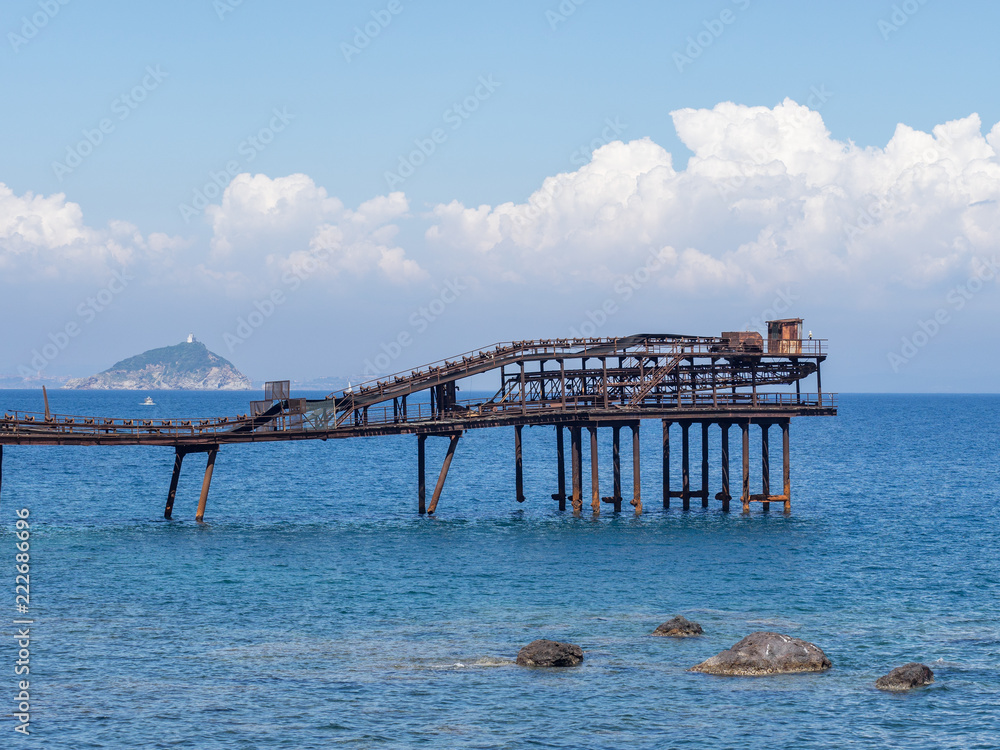 Verrosteter Eisensteg im Meer von Rio Marina, Elba, Italien Verrosteter Eisensteg im Meer von Rio Marina, Elba, Italien