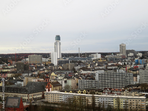 sicht auf das stadtbild von frankfurt am main fotografiert w  hrend einer sightseeing tour in frankfurt am main mit einem weitwinkel objektiv