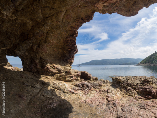 Felsenh  hle mit Blick auf das Meer  Elba  Italien