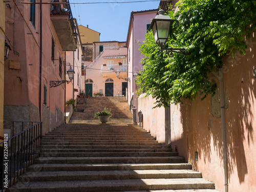 Rosafarbene Gasse mit steinerneer Treppe in der Altstadt von Rio Marina, Elba, Italien © Lichtmaler111