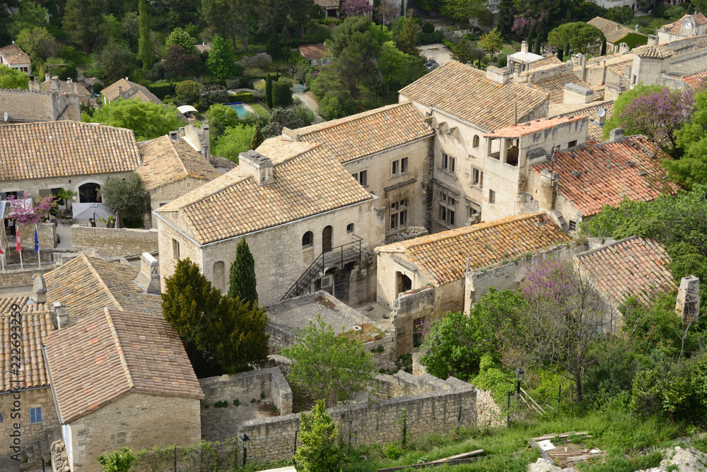 Vue sur le village des Baux-de-Provence – A view over Baux-de-Provence village in Provence, France