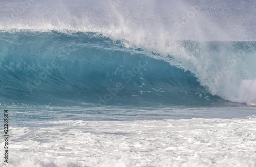 Obraz Piękna jasnoniebieska baryłka fali oceanu zerwania na Hawajach