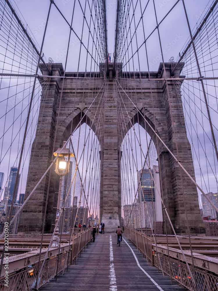 Fototapeta premium Widoki z historycznego Mostu Brooklińskiego w Nowym Jorku, USA.