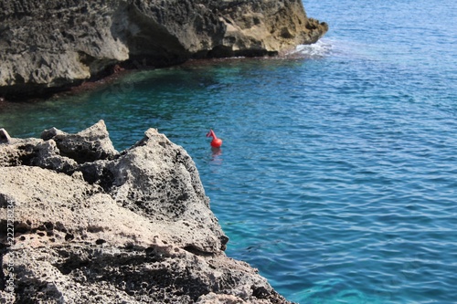 Mar con rocas del sud de Italia