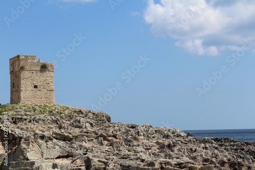 Mar con rocas del sud de Italia