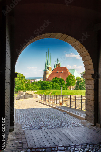 Blick durch ein Tor auf den Dom St. Marien und die Severikirche in Erfurt, Thüringen