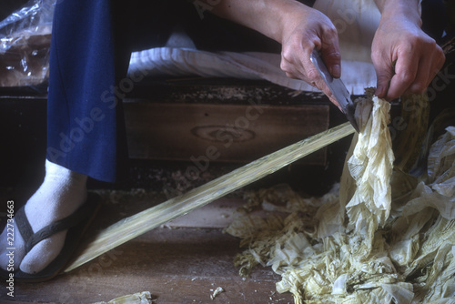 日本の伝統食品のおぼろ昆布の製造風景、おぼろ昆布の削り作業 photo