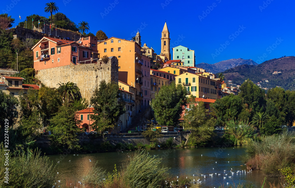 Obraz Kolorowe stare budynki średniowiecznego miasta Vintimiglia na wzgórzu we Włoszech po drugiej stronie granicy z Francją