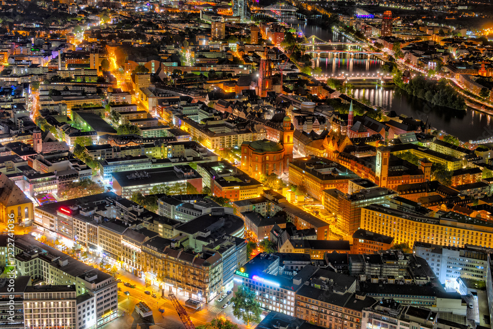 Blick vom Maintower auf die Innenstadt von Frankfurt am Main am Abend
