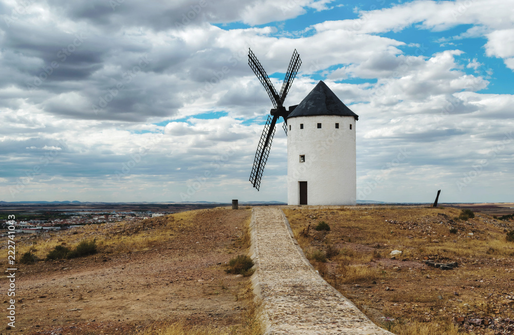 Molinos de viento en Alcazar de San Juan. Castilla La Mancha. España.