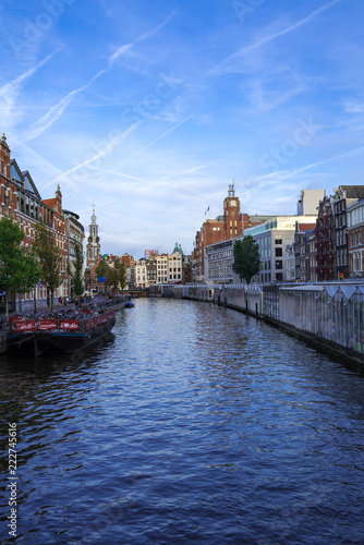 アムステルダムの川と花市場と街並み