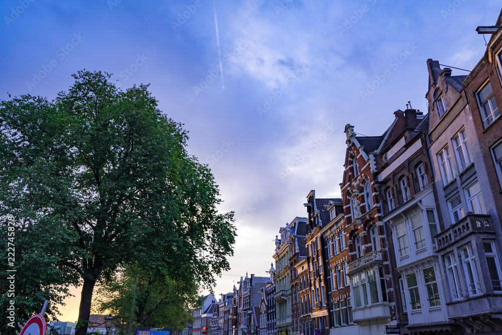 朝日に照らされるアムステルダムの街並み