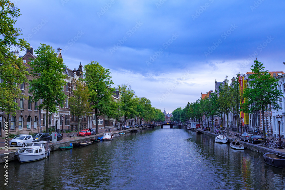 アムステルダムの川と街並み