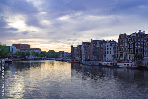 朝日に照らされるアムステルダムの川と街並み © Shin Shin