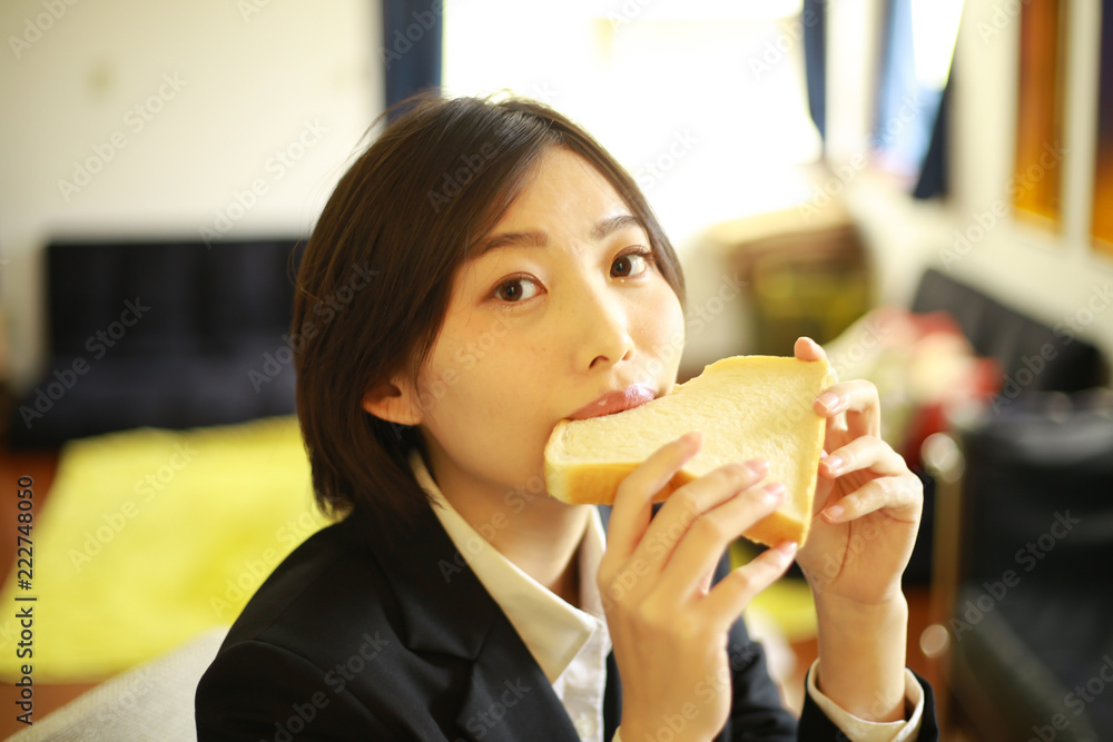 食パンを食べる女性 食パンを食べる女性