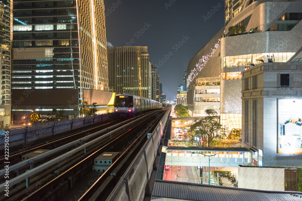 Φωτογραφία Skyscraper and Skytrain at the Sukhumvit road in the Pathum Wan district of Bang