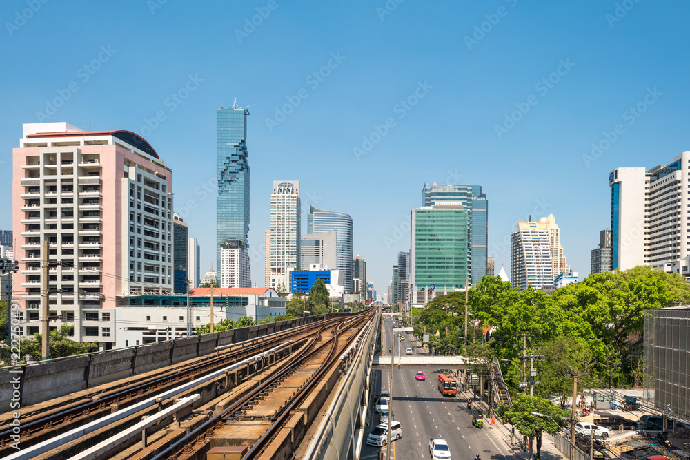 Fototapeta Skytrain crossing the central business district of the metropolis Bangkok with the Maha Nakon skyscraper