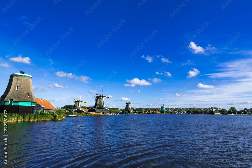 アムステルダム河辺の風車