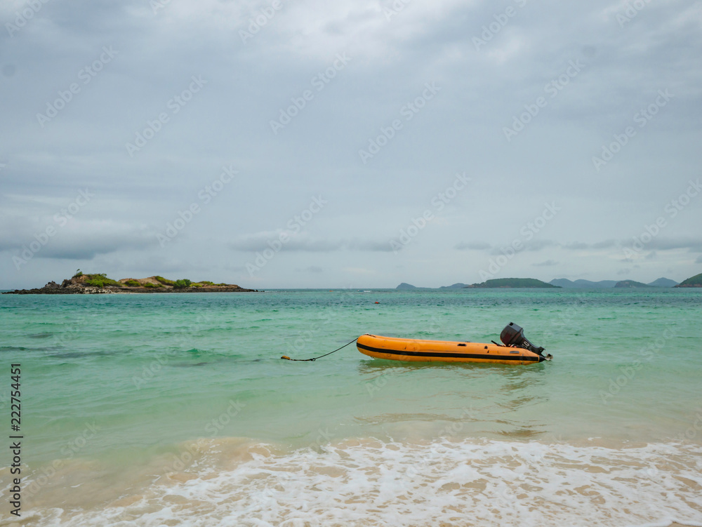 Naklejka premium Rubber boat on the idyllic ocean