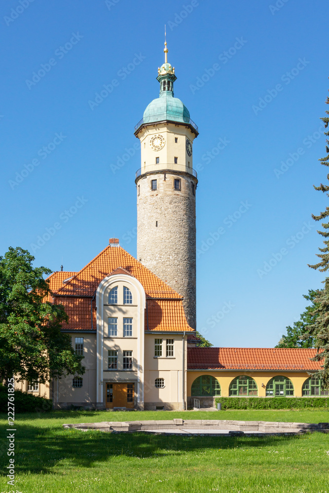 Schlossturm  und Schlossplatz von Ruine Neideck in Arnstadt, Thüringen