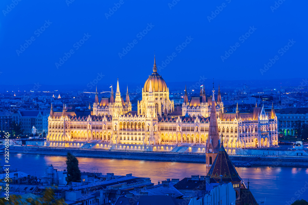 Fototapeta premium Budapest Parliament at night